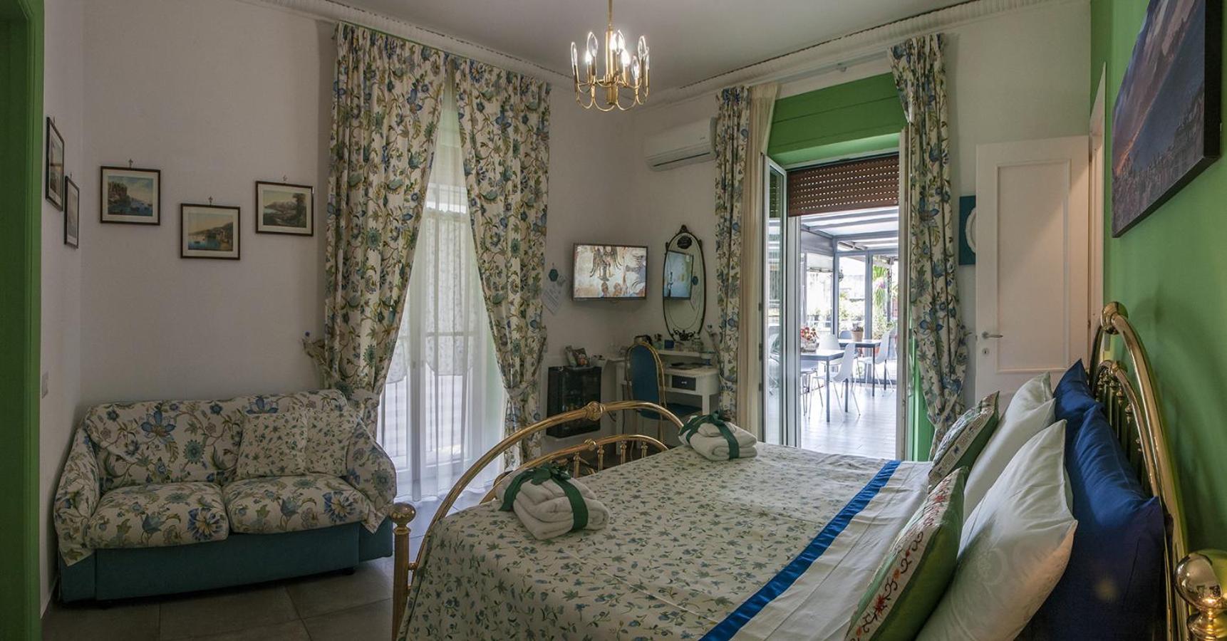 Bed and Breakfast La Terrazza Ai Miracoli Neapel Exterior foto